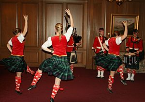 Archivo:Royal Military College of Canada scottish highland dancers, piper, drummers