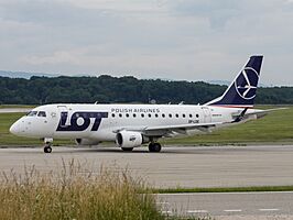 SP-LDE, Embraer 170LR, LOT - Polish Airlines (19177689163).jpg