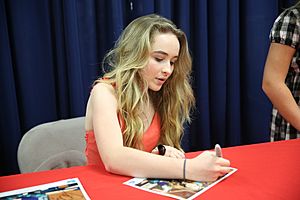 Archivo:Sabrina Carpenter signs autographs Aug 14 2014