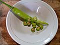Siling pangsigang unchopped and chopped