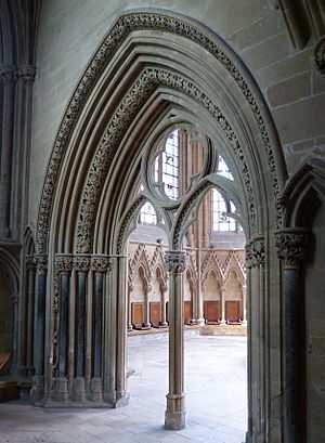 Archivo:Southwell Minster Carvings Chapter House Portal 02