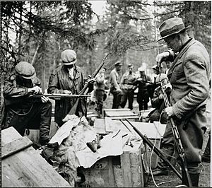 Archivo:Suomussalmi civilians are given old weapons to defend their homes - July 7 1943