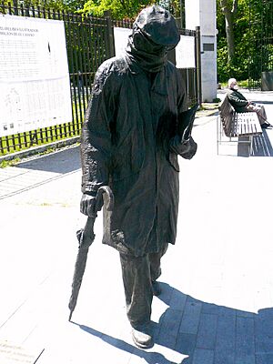 Archivo:Valladolid - Plaza de Zorrilla, Monumento a Miguel Delibes 1