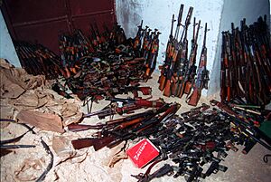 Archivo:Weapons confiscated from the Kosovo Liberation Army (1999)