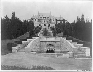 Archivo:"Blairsden", a large mansion owned by C.L. Blair- view of house past terrace gardens LCCN2007682452