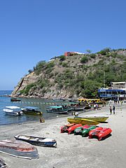 Archivo:2018 El Rodadero (Santa Marta) - Barcos en el extremo norte de la playa principal, camino hacia el Acuario - Colombia