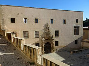 Archivo:468 Col·legi de Sant Jaume i Sant Maties (Tortosa), des de la Costa del Castell