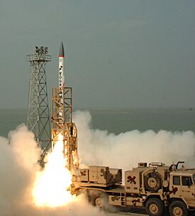 Lanzamiento de un sistema avanzado de defensa aérea desde el campo de pruebas integrado (ITR) en la Isla Abdul Kalam