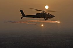 Archivo:AH-64 firing flare