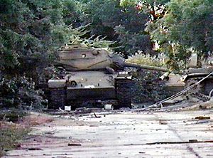 Archivo:Abandoned Somali tanks