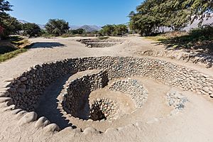Archivo:Acueductos subterráneos de Cantalloc, Nazca, Perú, 2015-07-29, DD 01