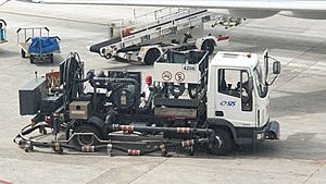 Archivo:Airport hydrant truck in Malaga Airport (AGP) - Abril 2019