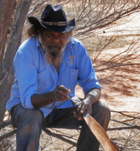 Archivo:Anangu ranger at Uluru