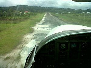 Archivo:Approach of Kamarang Airstrip