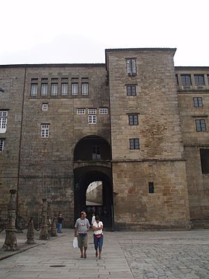 Archivo:Arco del Palacio arzobispal de Santiago de Compostela, antiguo Palacio de Gelmírez