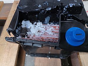 Archivo:Broken lead gel battery