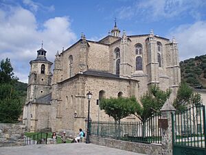 Archivo:Cabecera de la Colegiata de Santa María de Villafranca del Bierzo