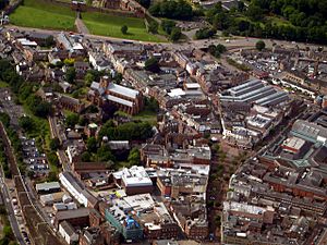 Archivo:Carlisle Cathedral from the Air