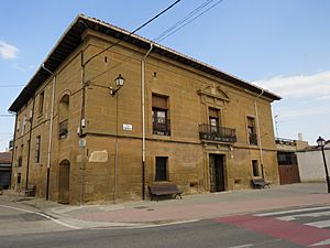 Archivo:Casa-Palacio en la calle Fernando Salazar del Campo, Rodezno, La Rioja