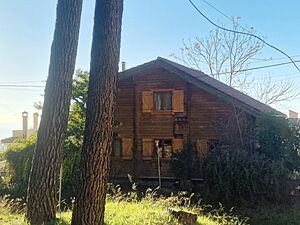 Archivo:Casa de madera en Fuente Grande (Granada, España)