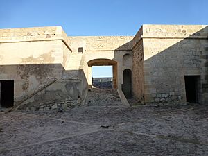 Archivo:Castillo de San Felipe (Los Escullos) - Patio