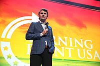 Archivo:Charlie Kirk (50751919863)