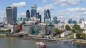Archivo:City of London skyline from London City Hall - Sept 2015 - Crop Aligned