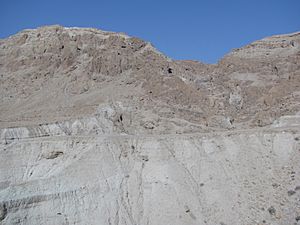 Archivo:Cuevas en Qumrán
