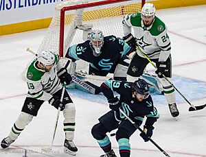 Archivo:Dallas Stars at Seattle Kraken - May 13, 2023 - Round 2 Game 6 - Joe Pavelski, Philipp Grubauer, Jared McCann and Roope Hintz (52900529044)