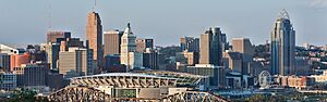 Archivo:Downtown Cincinnati viewed from Devou Park Cropped