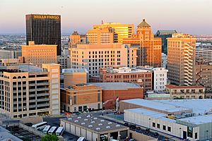 Archivo:Downtown El Paso at sunset