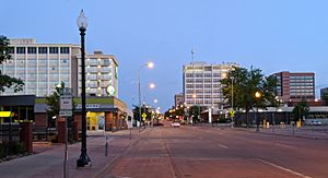 Archivo:Downtown Sioux Falls in the evening