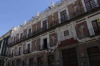 Archivo:Entrada de la Casa de los Muñecos 