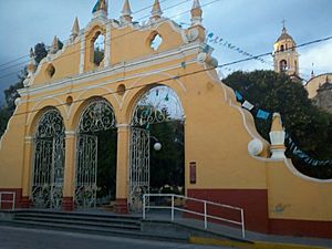 Archivo:Entrada del Ex-Convento Franciscano en Cholula de Rivadabia