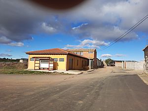 Archivo:Escuelas y local social San Adrián del Valle (León)