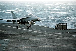 Archivo:FA-18A Hornet of VFA-132 lands aboard USS Coral Sea (CV-43), in 1986