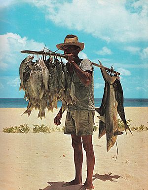 Archivo:Fisherman and his catch Seychelles