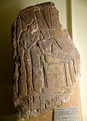 Archivo:Fragment of a stela showing Amun enthroned. Mut, wearing the double crown, stands behind him. Both are being offered by Ramesses I, now lost. From Egypt. The Petrie Museum of Egyptian Archaeology, London