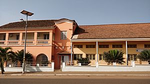 Archivo:Franciscan School in Bissau