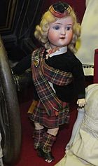 Archivo:Guildhall Museum Collection 1-10 Scottish bisque doll c1910 Schoenau & Hoffmeister 3163c