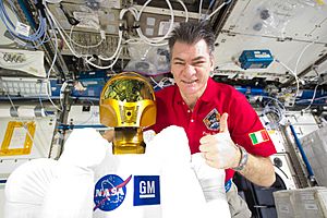 Archivo:ISS-26 Paolo Nespoli with Robonaut2
