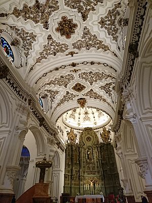 Archivo:Iglesia de Santiago Apóstol Málaga Interior
