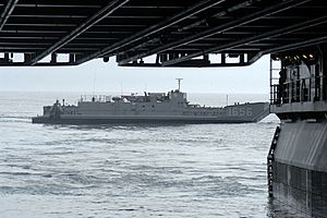 Archivo:LCU 1656 USS Bataan (LHD 5) August 31, 2005