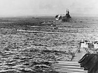 Archivo:LVTs move toward Saipan, past bombarding cruisers, on 15 June 1944 (80-G-231838)