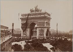 Les officiels regroupés sous l'Arc de Triomphe, 4246(2)