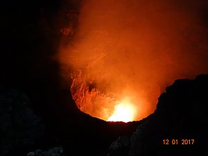 Archivo:Masaya Volcano - crater
