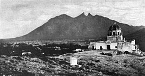 Archivo:Monterrey entre el Obispado y el Cerro de la Silla 1904
