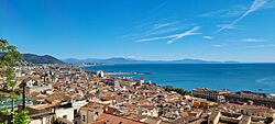 Panorama of salerno from arechi.jpg