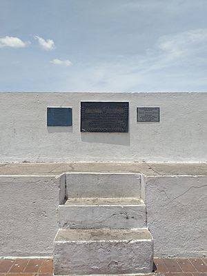 Archivo:Placas conmemorativas del lugar del fusilamiento del mártir Victoriano Lorenzo