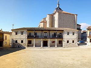 Archivo:Plaza ábside con iglesia al fondo en Colmenar de Oreja